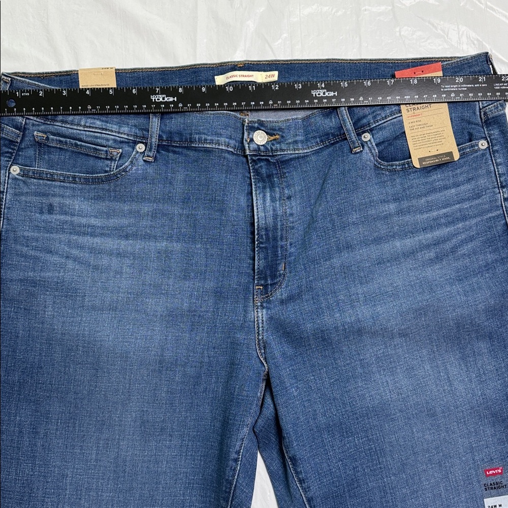 Levi's Women's Classic Straight Mid Rise Medium Wash Jeans. Size 24W. New - Picture 6 of 7
